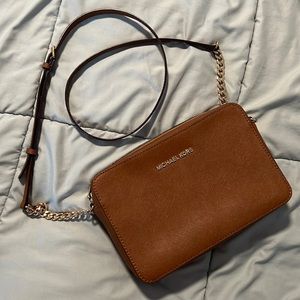 Michael Kors leather crossbody purse, in great condition